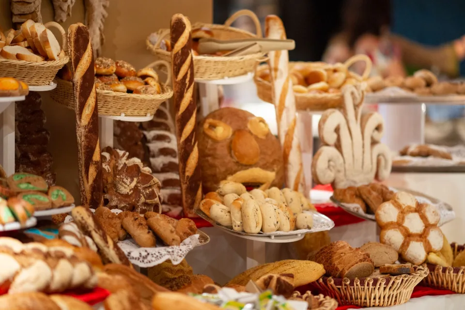 Khay bánh mới ra lò tại Lê Hữu Vinh